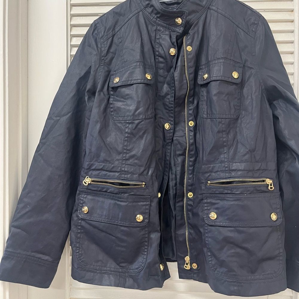 Navy Jacket with Gold Accents
Tommy HILFIGER ✨large